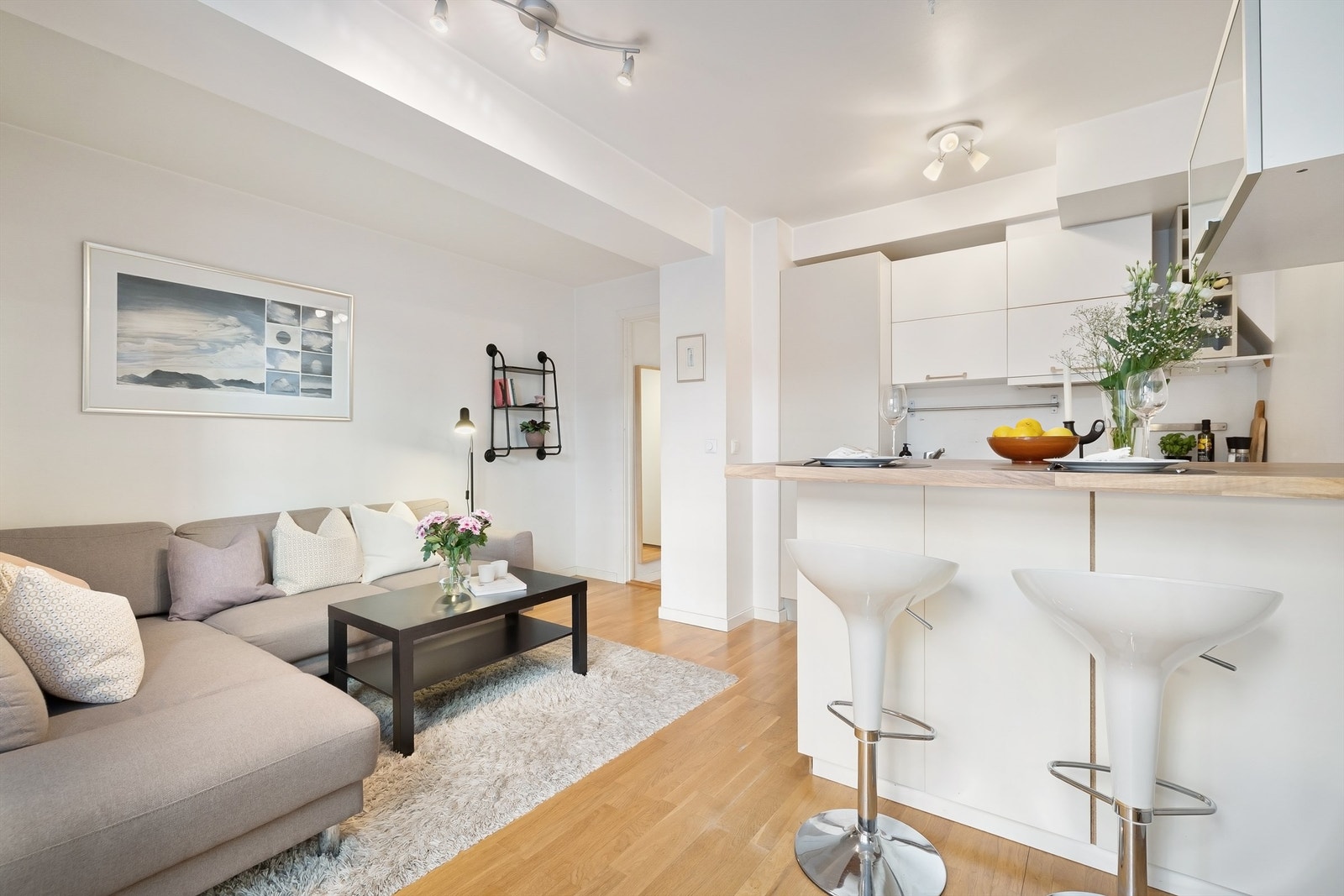 Kjøkkenet har en praktisk kjøkkenøy med barløsning som gir god oppbevaring Galleribilde