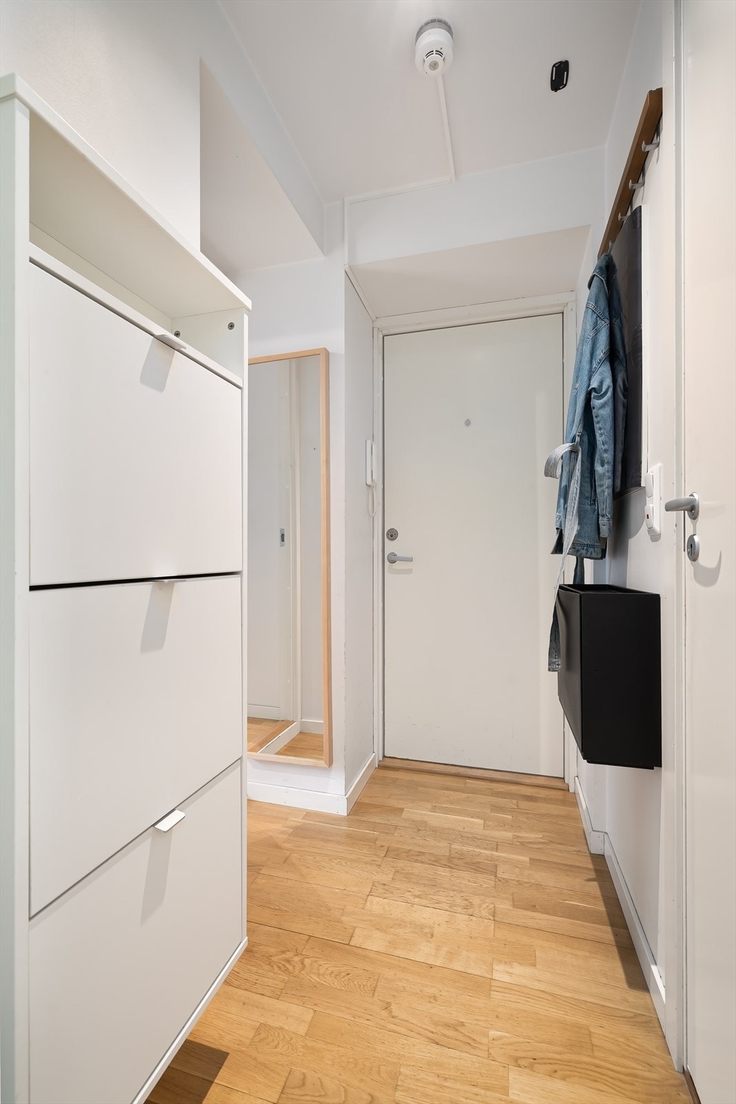 Innbydende inngangsparti med god plass til å henge fra seg både jakker og sko Galleribilde