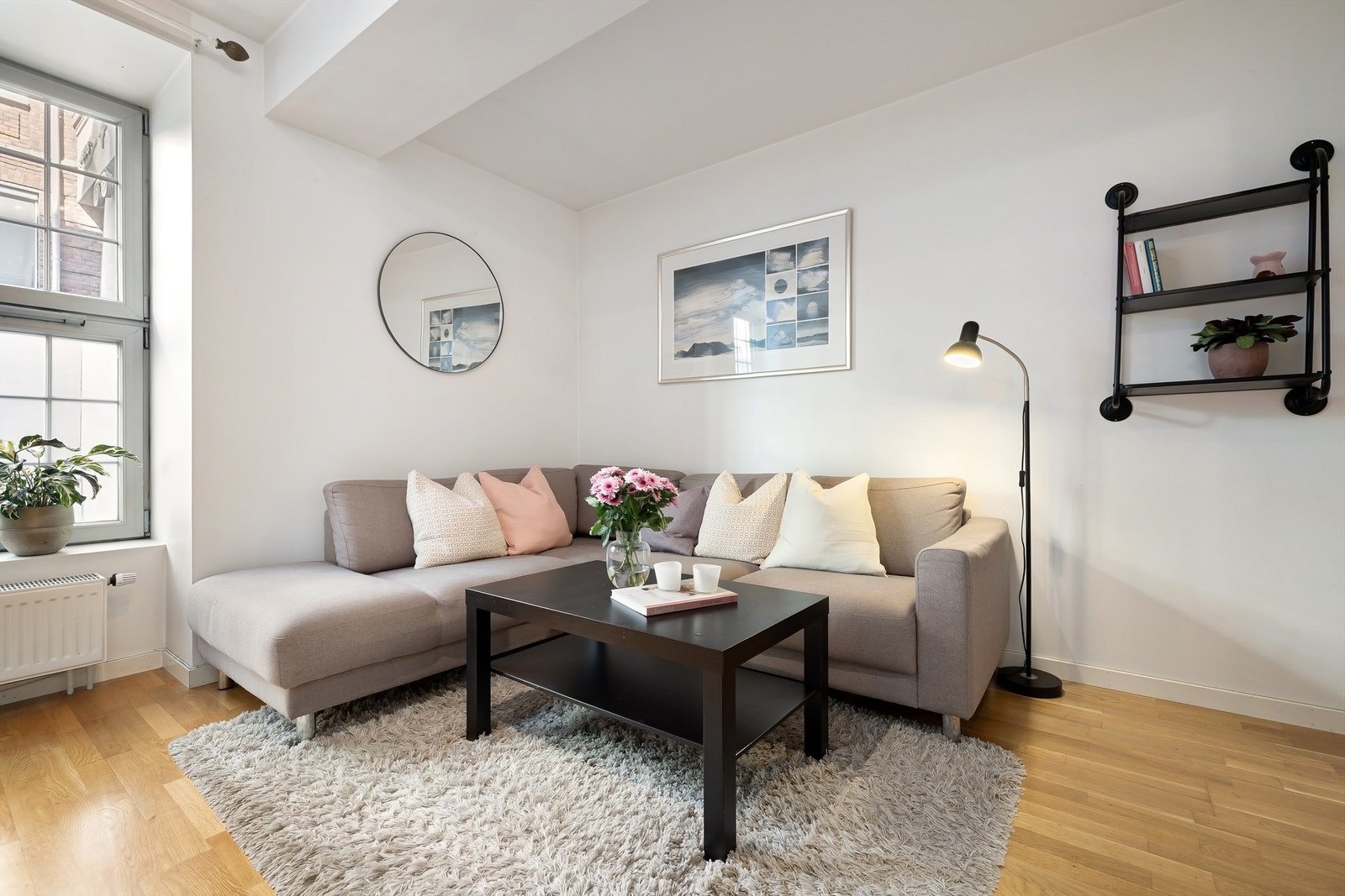 Gjennomgående industriell stil med store vindusflater som slipper inn mye naturlig lys Galleribilde