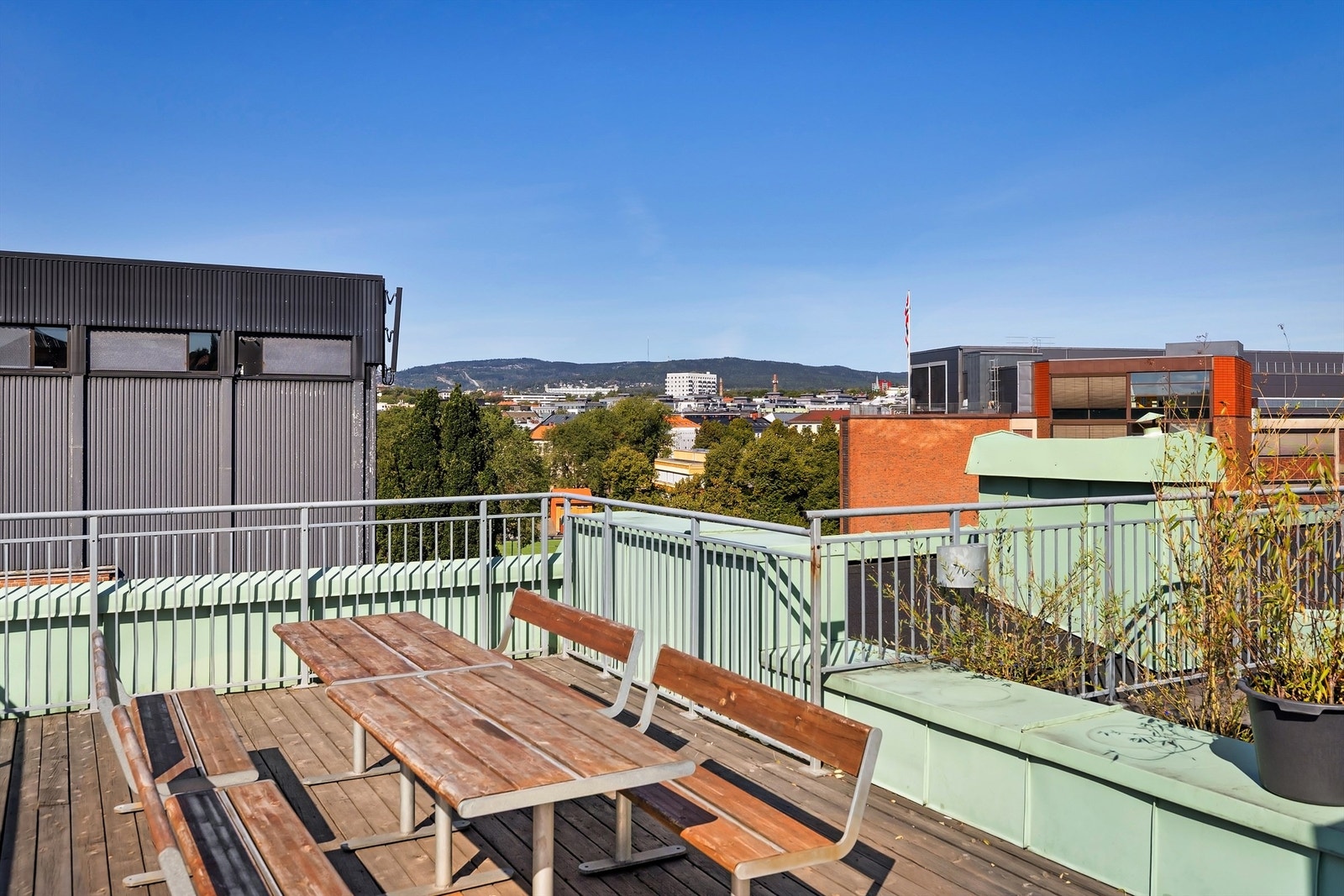 Sameiet har en flott takterrasse med sol nesten hele dagen på sommerhalvåret Galleribilde