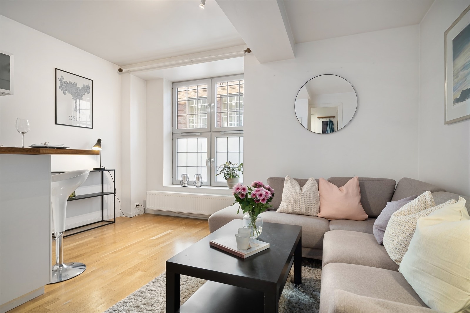 Til tross for at leiligheten er beliggende i byggets første etasje opplever selger både god skjerming og lite innsyn! Galleribilde