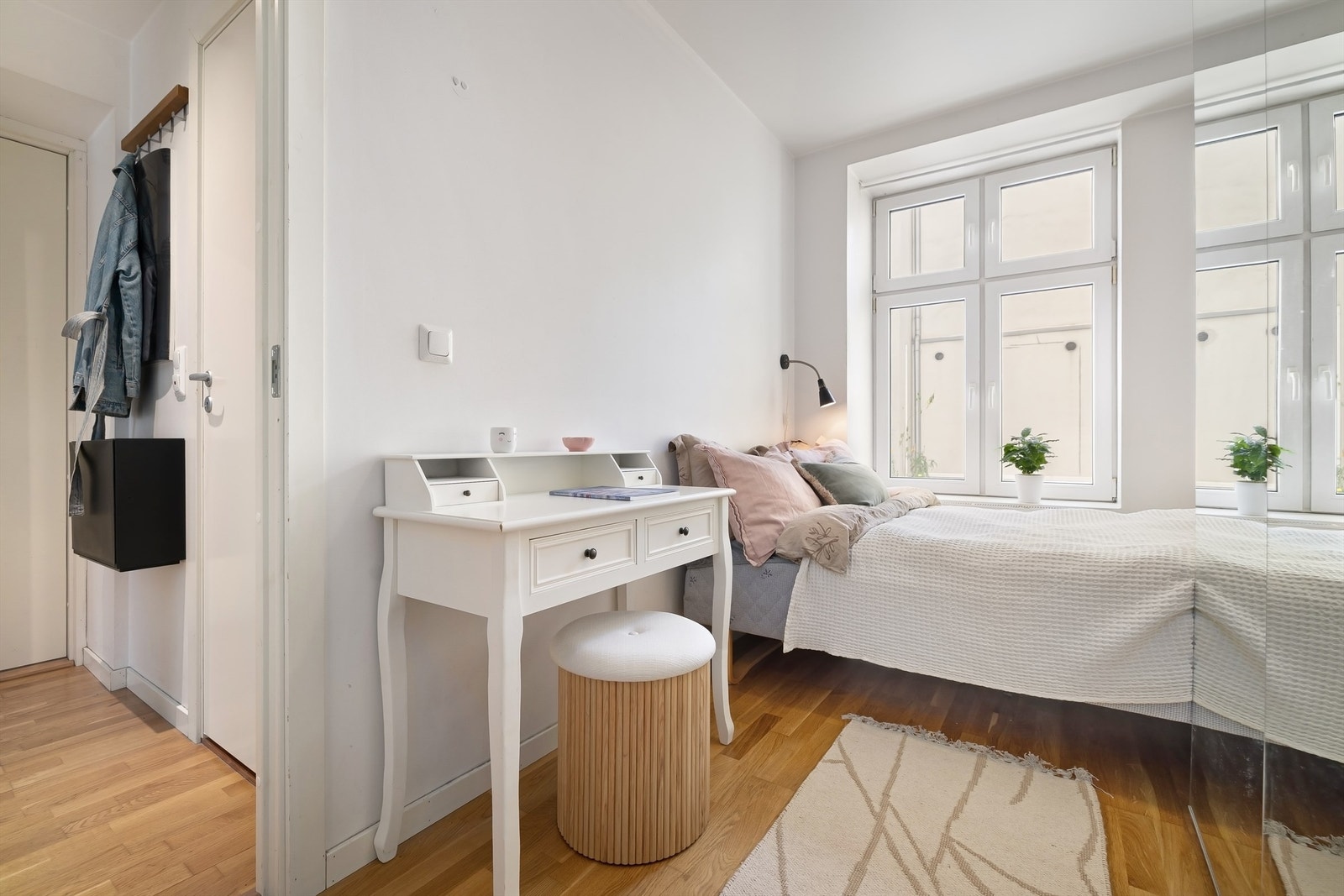 Hvitmalte vegg- og himlingsflater med samme klassiske eikeparkett som i resten av boligen Galleribilde