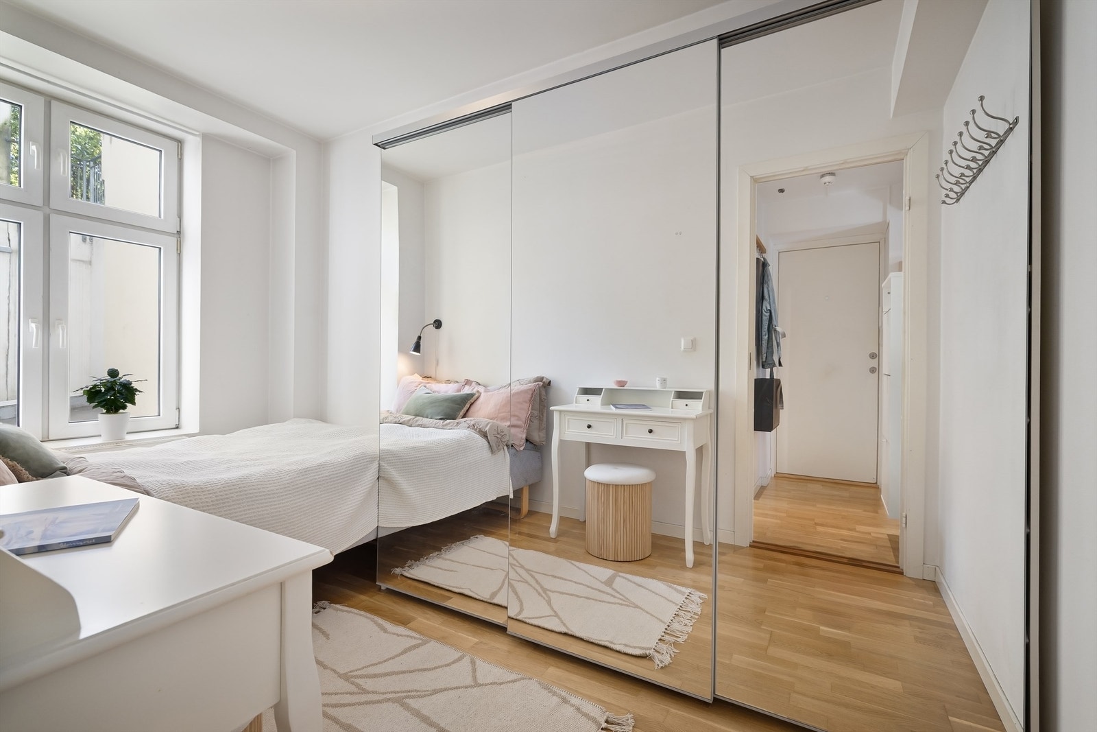 Soverommet er av god størrelse og det er montert en romslig skyvedørsgarderobe med speildører Galleribilde