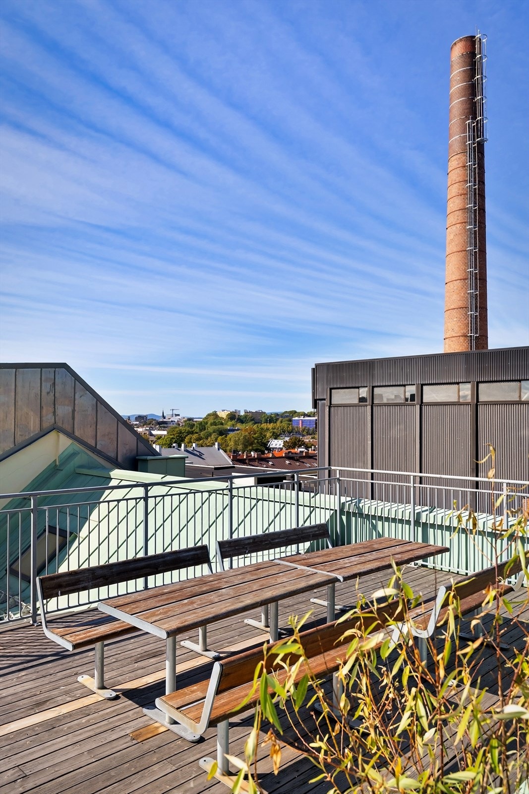 Takterrassen har flere sittegrupper - Perfekt for å invitere både venner og familie på hyggelige sommerdager og kvelder Galleribilde