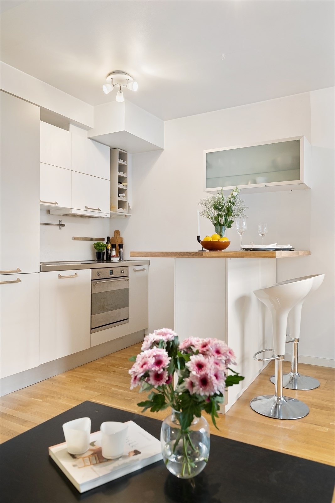 I åpen løsning med stuen er det et praktisk kjøkken Galleribilde