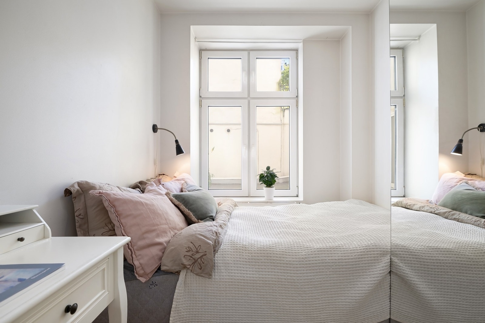 Godt med lysinnslipp fra stort vindu som vender ut mot rolig bakgård, uten innsyn Galleribilde