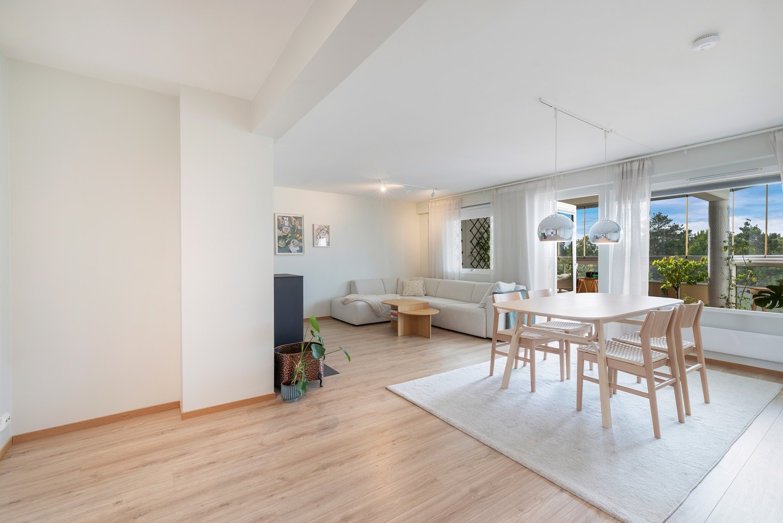 Leiligheten har en lys og romslig stue med store vindusflater. Galleribilde