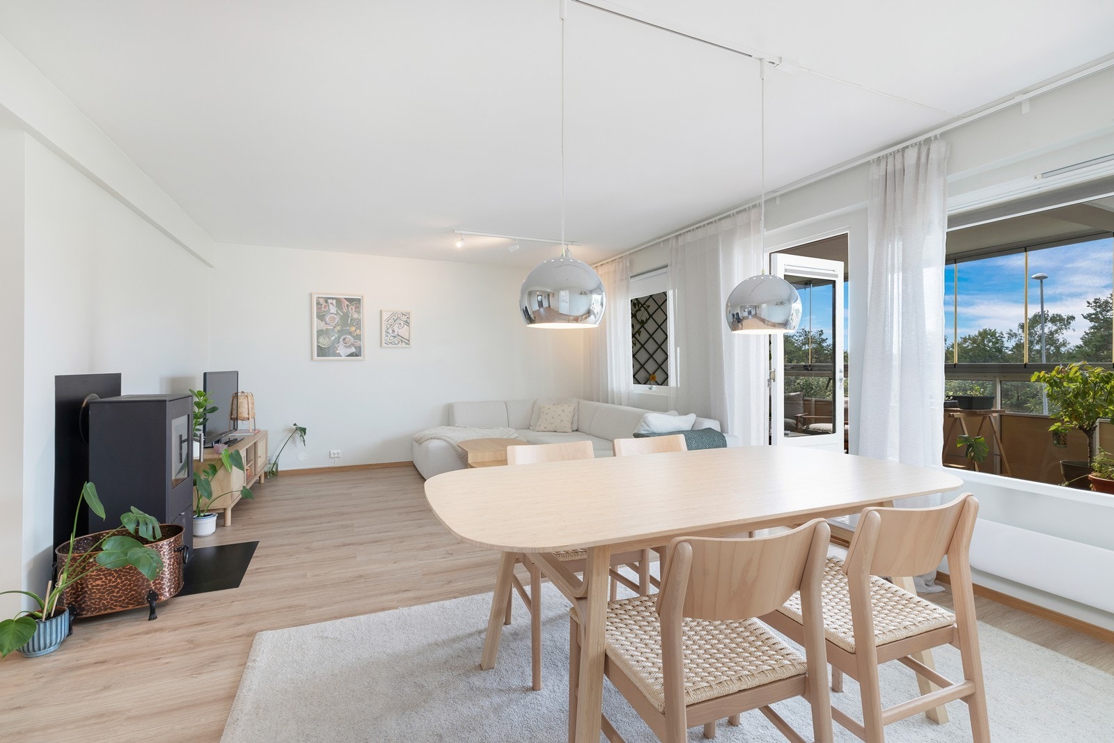 Fra stuen er det adkomst til en romslig innglasset balkong. Galleribilde