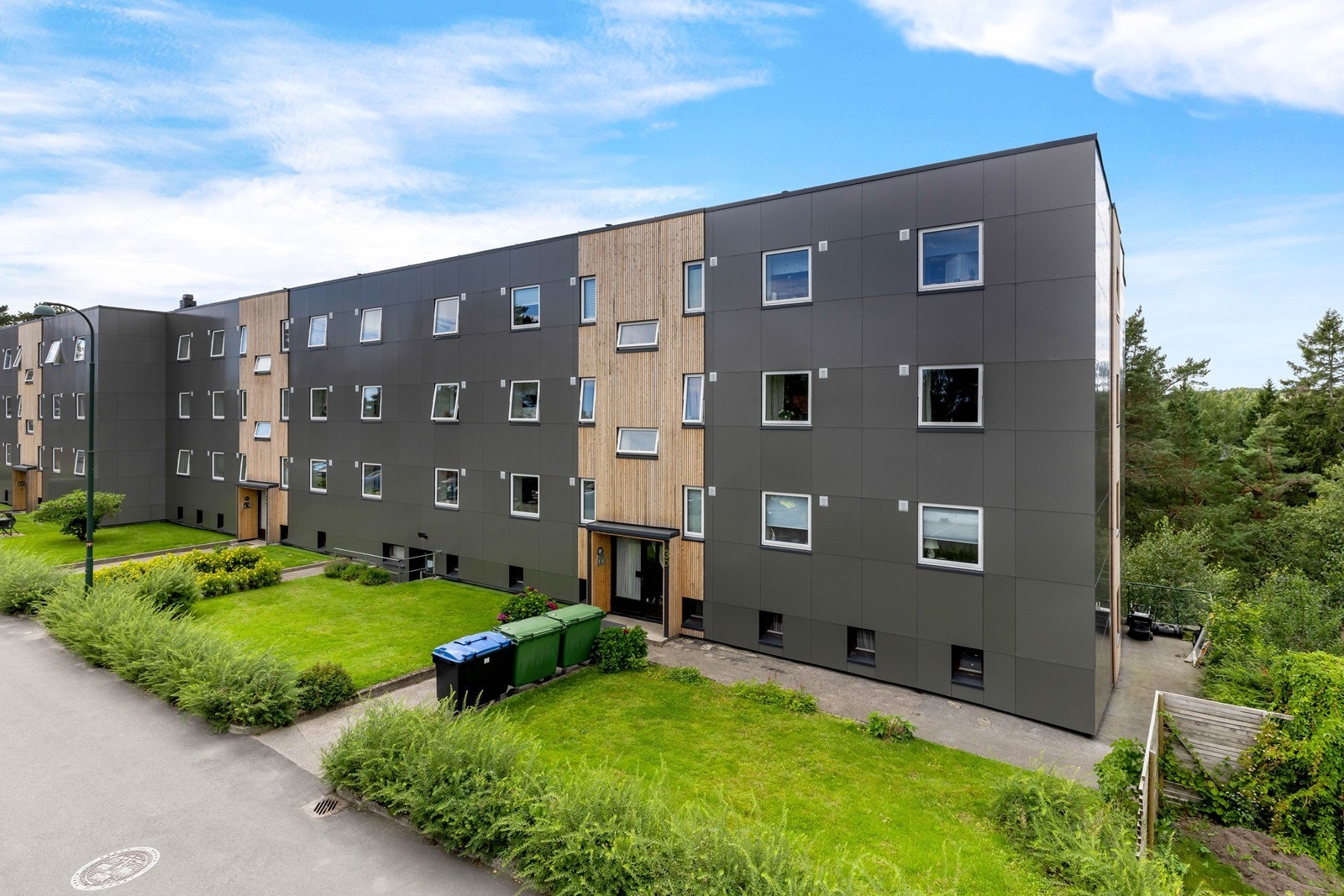 Blokkens fasade er under oppgradering i regi av borettslaget. Dette er et eksempelbilde fra en av blokkene i borettslaget hvor arbeidet er ferdig. Galleribilde