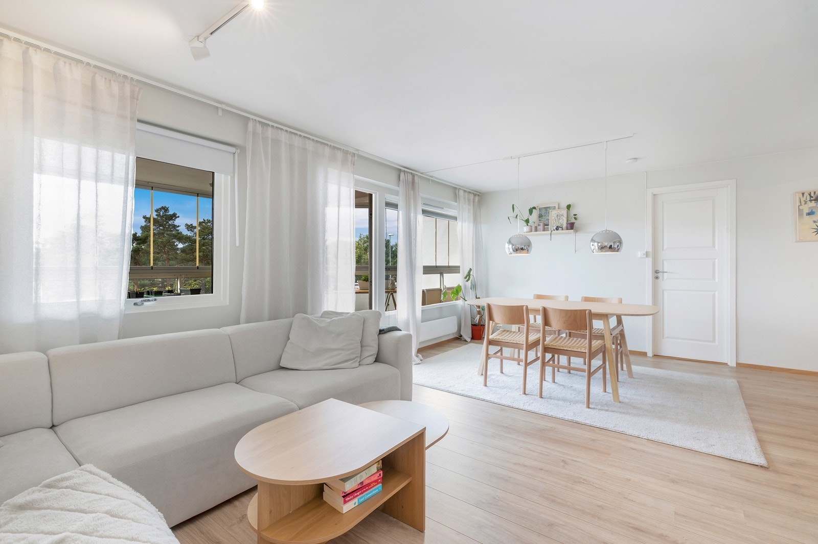 Her er det god plass til både spisegruppe og sofagruppe. Galleribilde