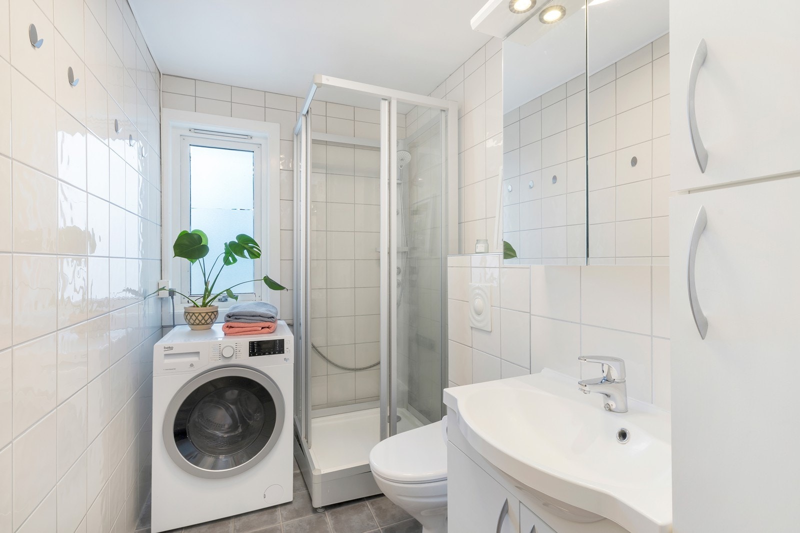 Helfliset bad med opplegg for vaskemaskin. Galleribilde