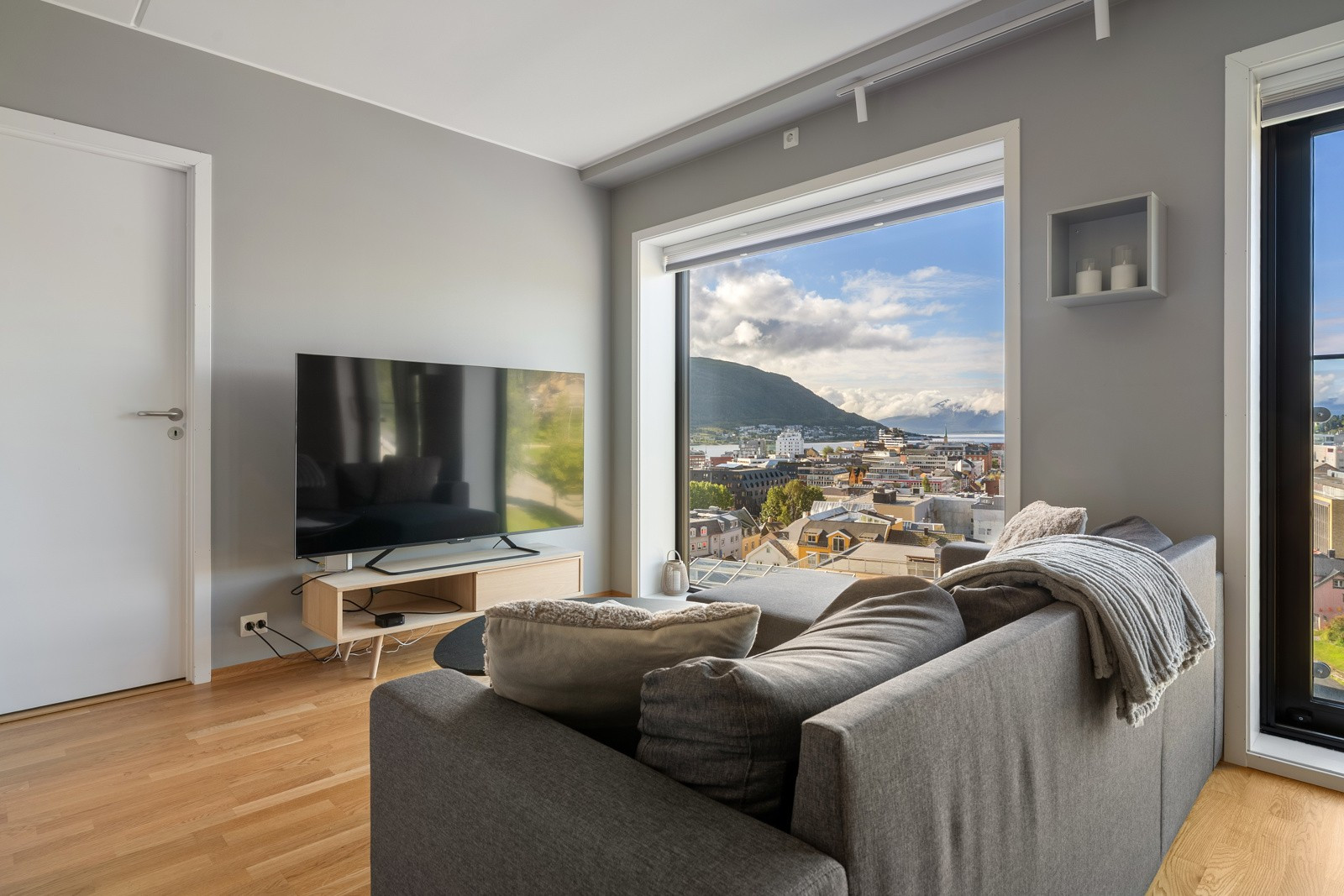 Romslig stue med plass til sofagruppe og spisebord.