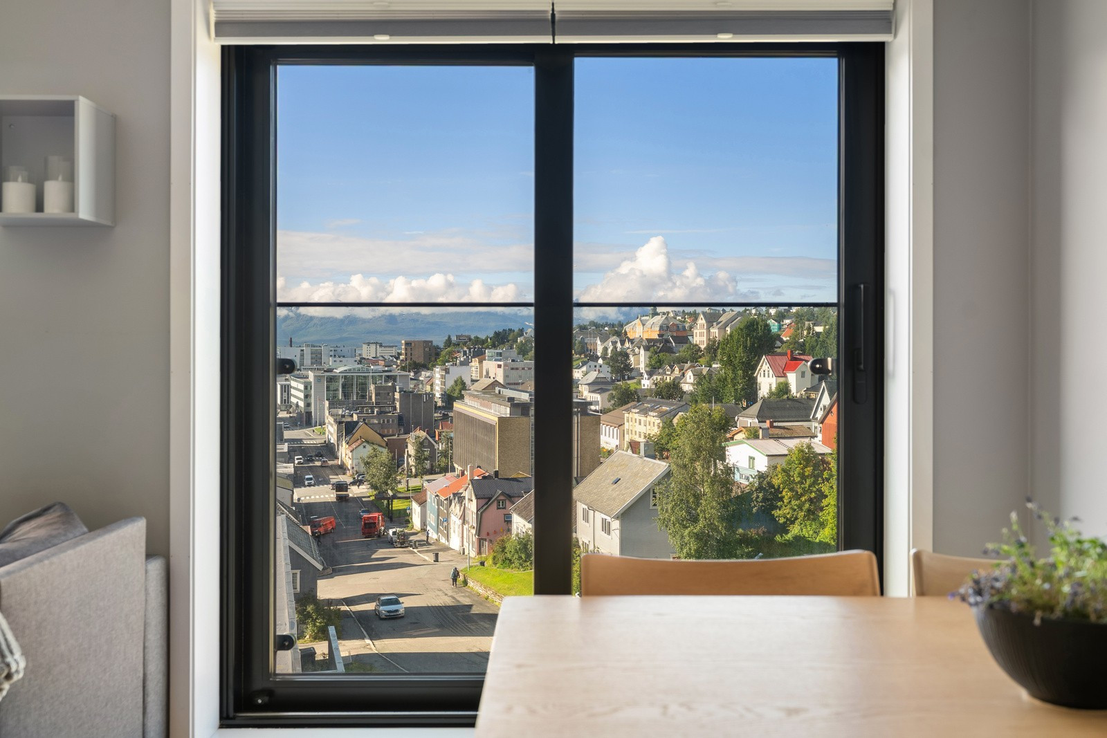 Nydelig utsikt fra spisestuen også. Fransk balkong på spisestuen.