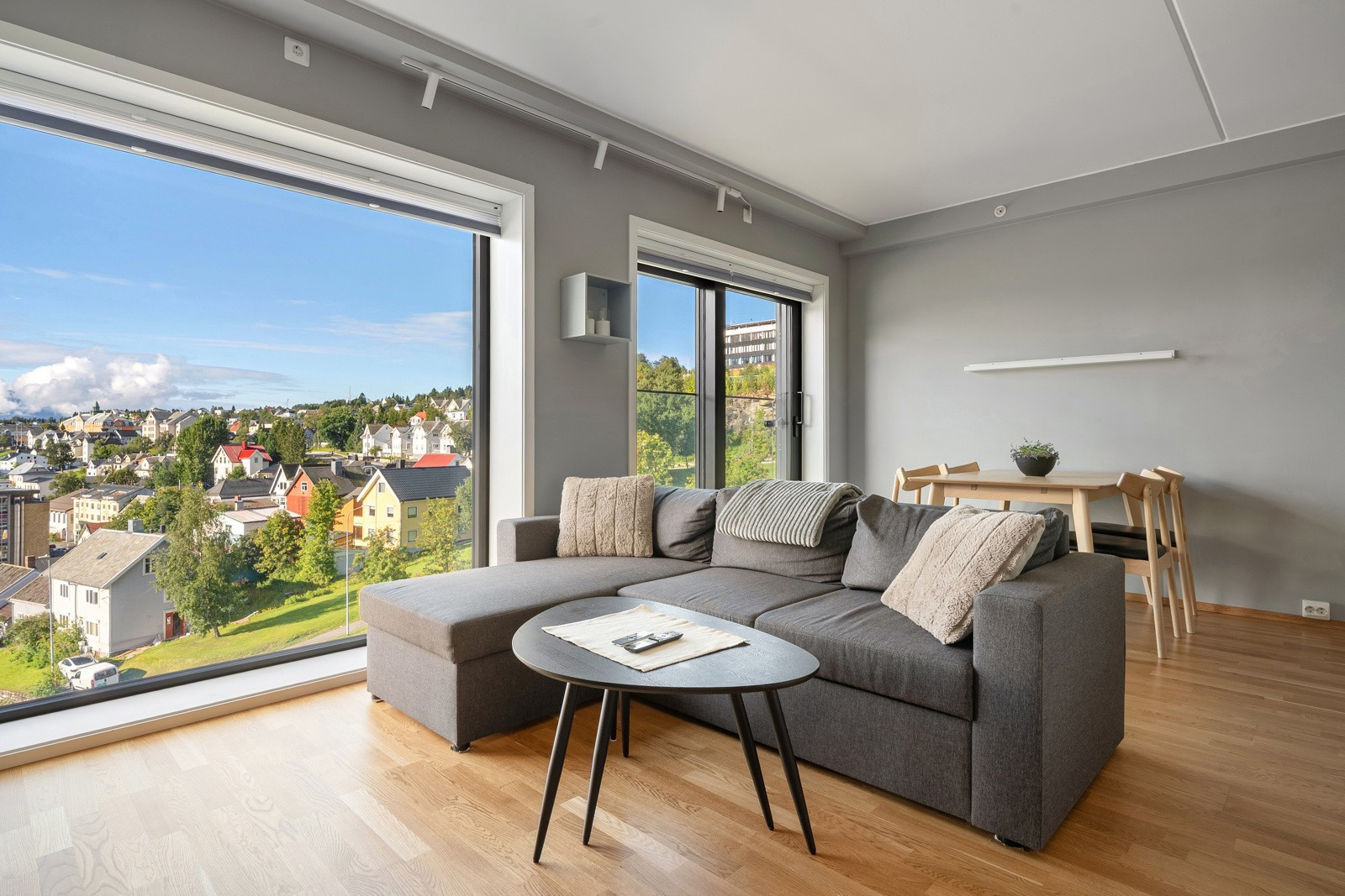 Fantastisk utsikt fra leiligheten. Fra sofaen kan du nyte utsikten til fjellene i horisonten og kjente bygg som Kongsbakken videregående skole.