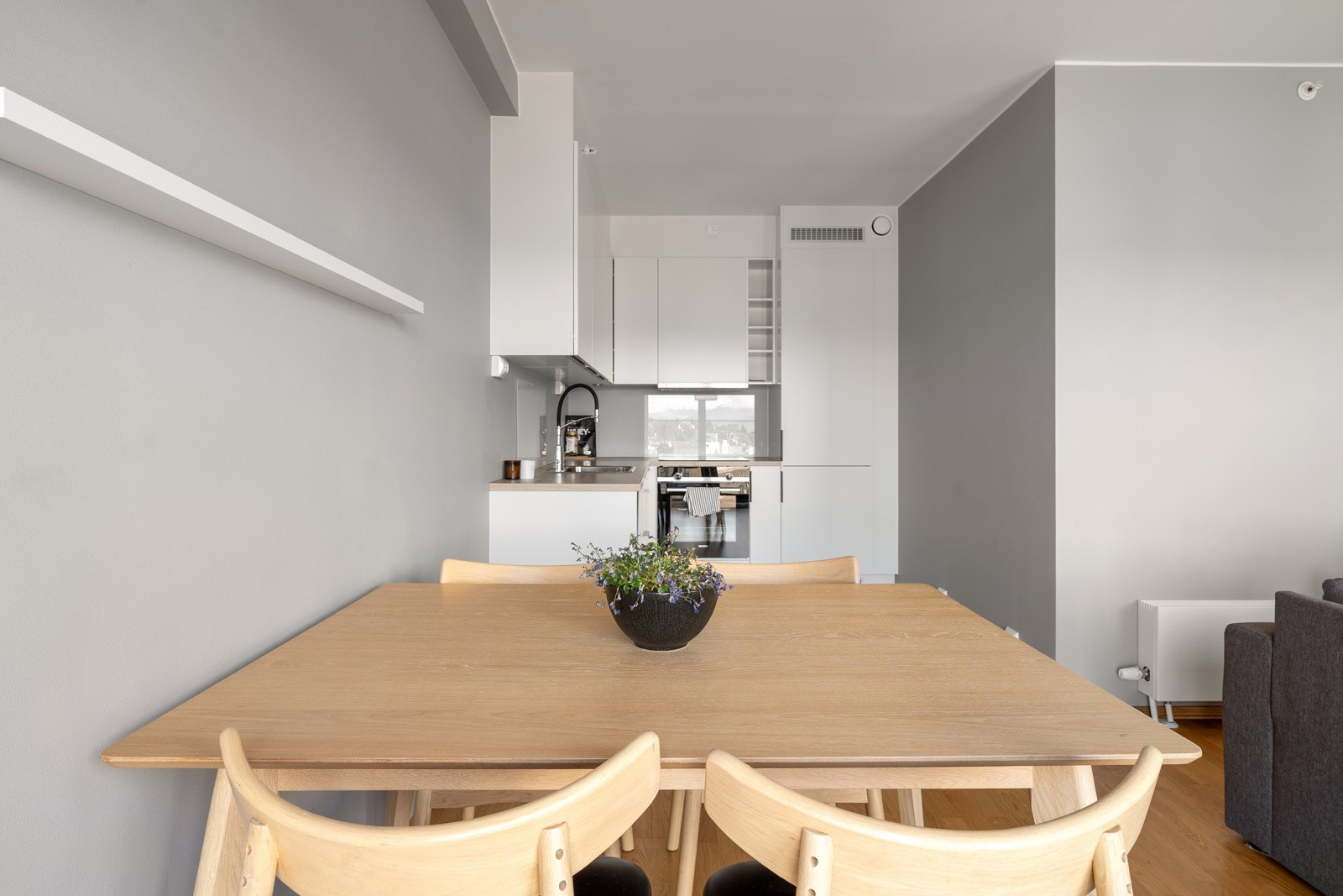Åpen kjøkkenløsning i moderne design.