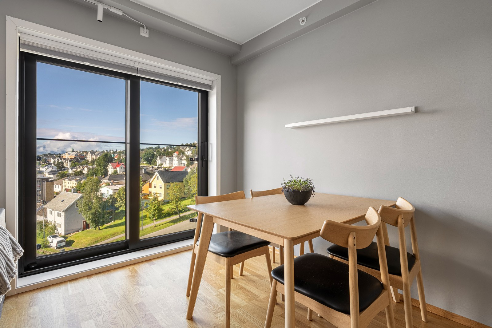 Plass til koselig spisestue som en naturlig avdeling mellom stue og kjøkken.