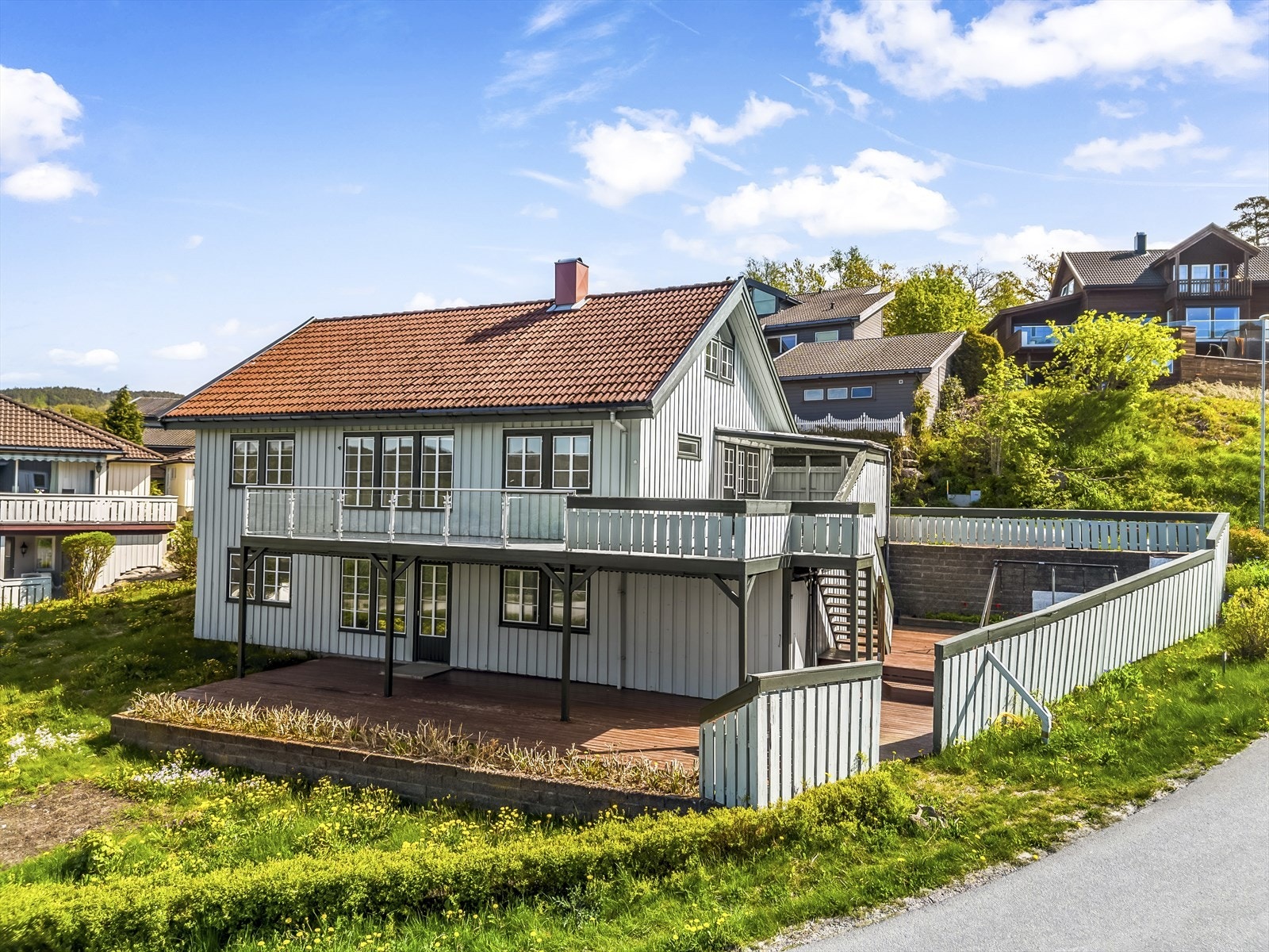 Eiendomsmegler MNEF Anita Cecilie Gabrielsen ønsker velkommen til Solheiveien 5! Galleribilde