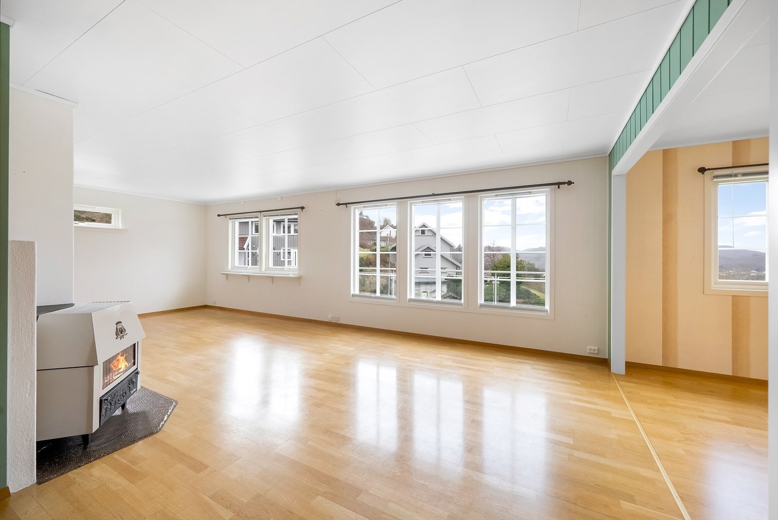 Store vindusflater gir gode lysforhold og flott utsikt mot Rosfjorden. Galleribilde