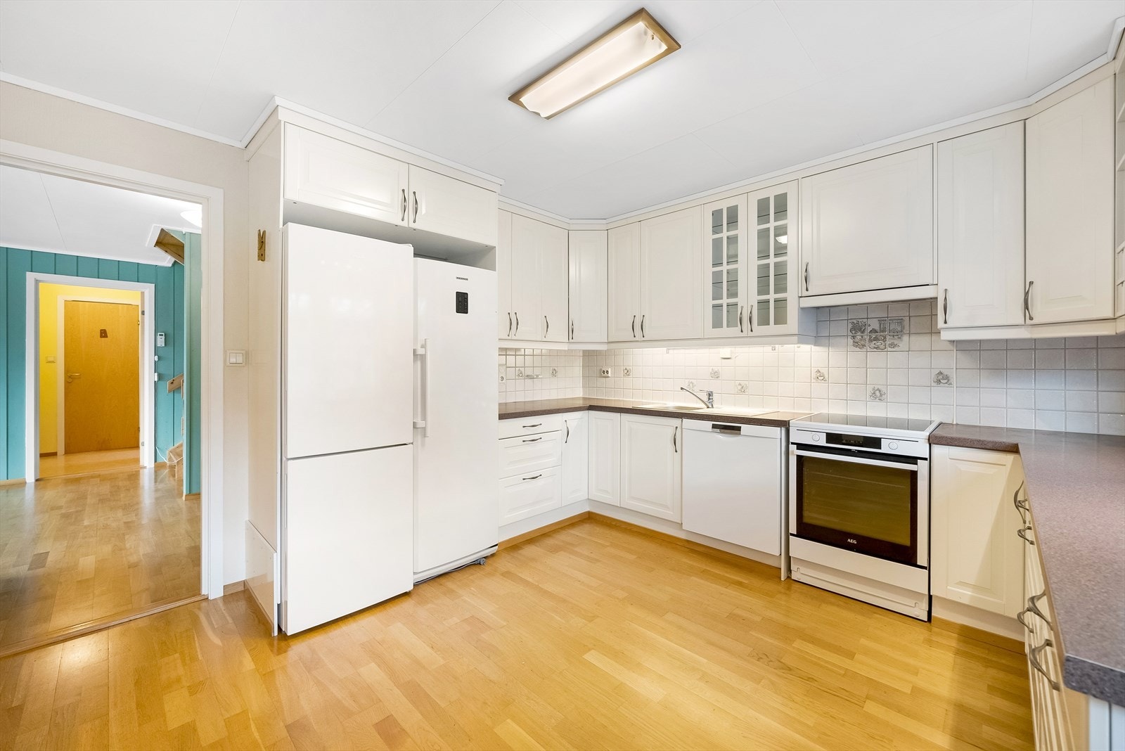 Godt utformet kjøkken med mys skap- og benkeplass. Galleribilde