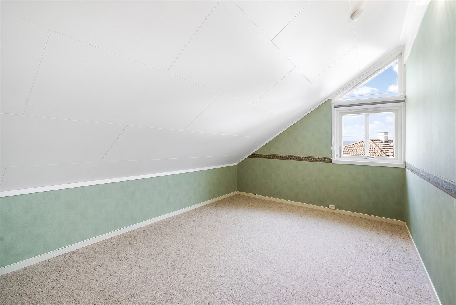 Boligen har 3 rom i loftsetasjen som er innredet som soverom, ikke godkjent til dette bruket. Galleribilde