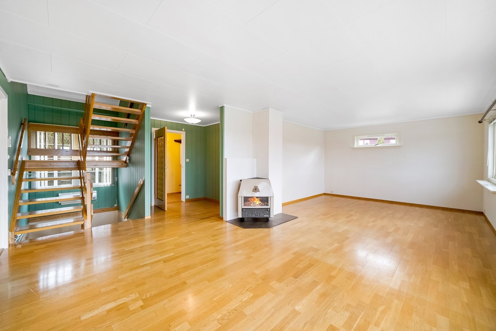 Stuen har vedovn for varme og kos på kalde dager. Galleribilde