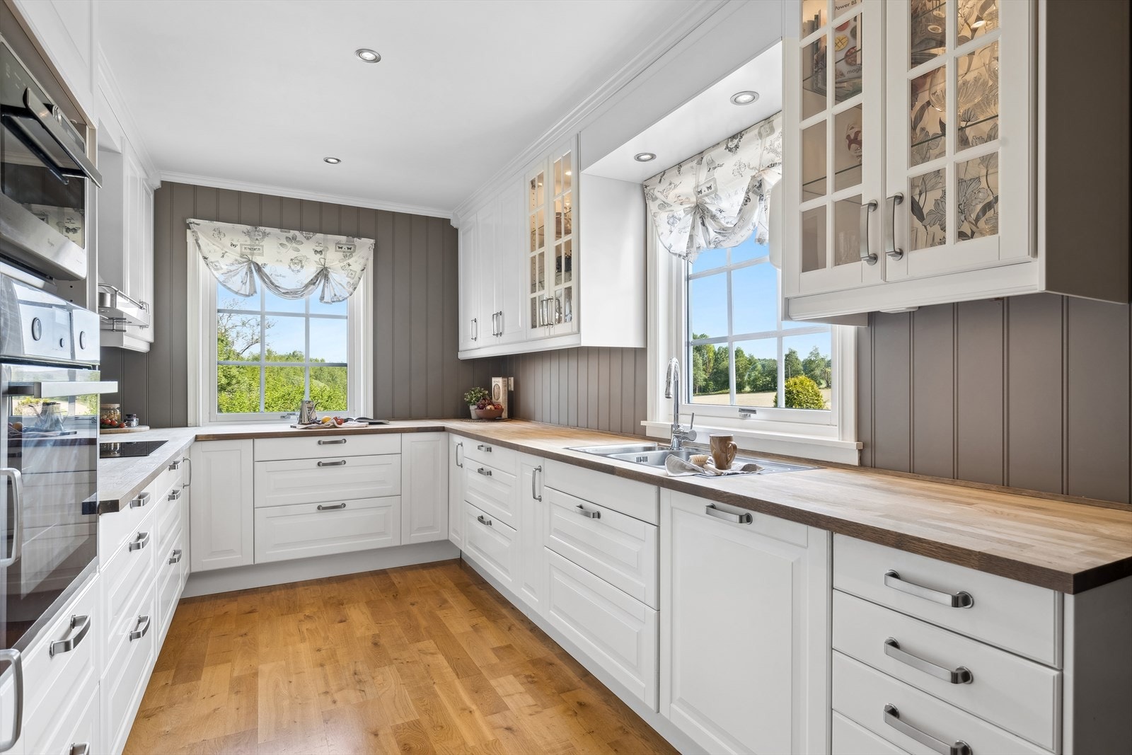 Kjøkkenet i første etasje er fra IKEA ca 2010 med profilerte fronter Galleribilde