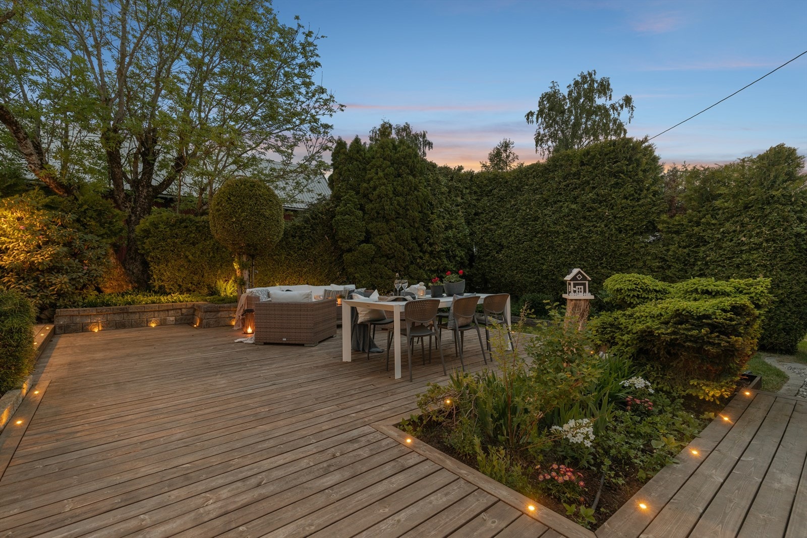 Uteplassen er meget pent opparbeidet Galleribilde