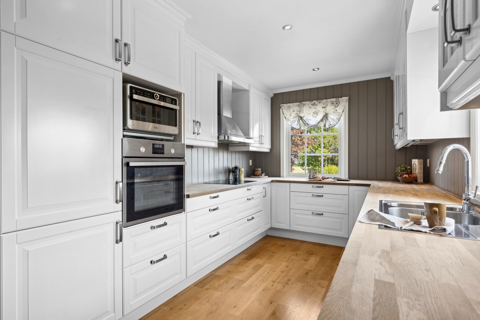 Det er integrerte hvitevarer som kjøl/fryseskap og oppvaskmaskin. Stekeovn og mikro i høyskap. Galleribilde