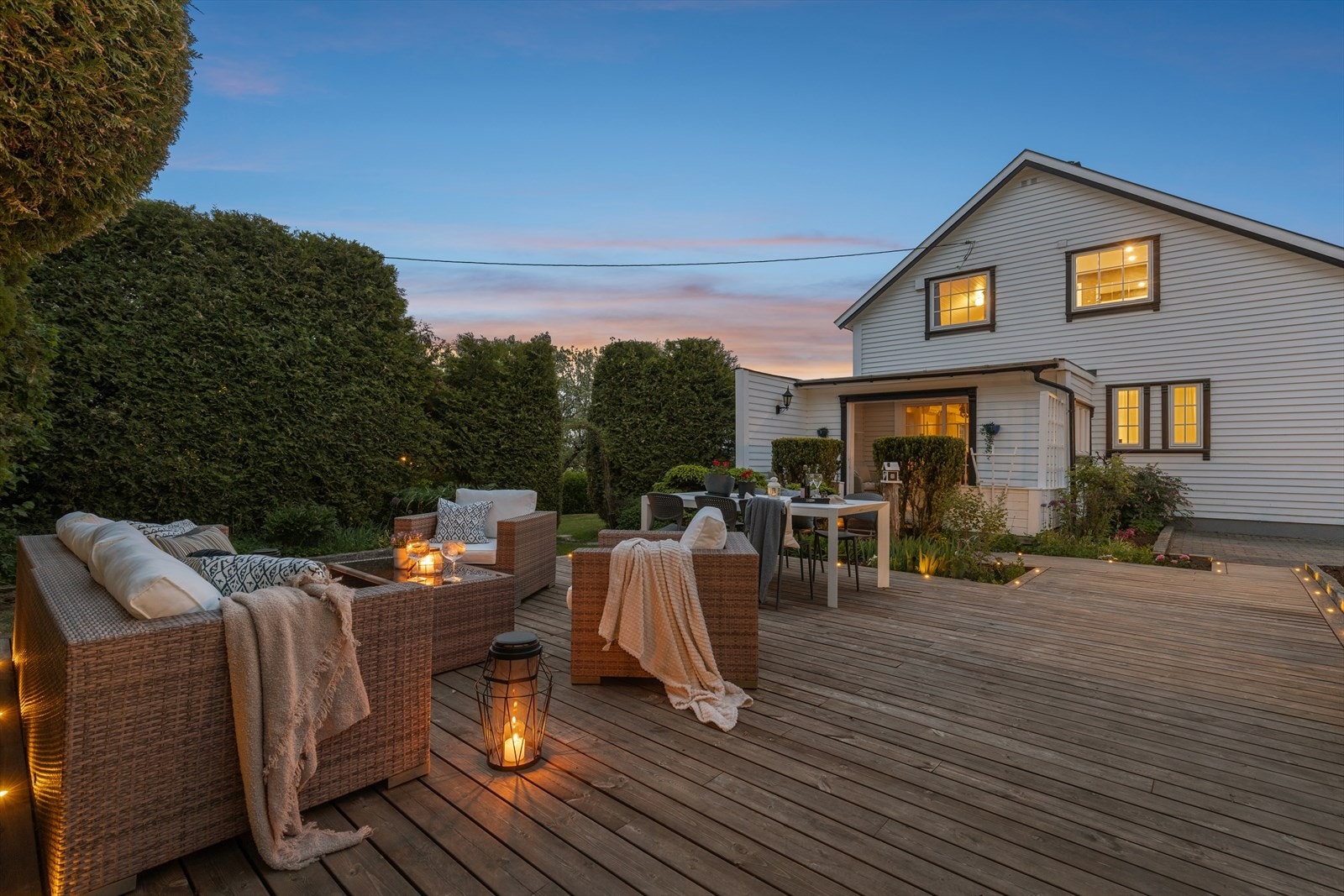 Nedfelt lys i terrassen er en pen, og diskret, belysning som fremhever det rundt seg Galleribilde