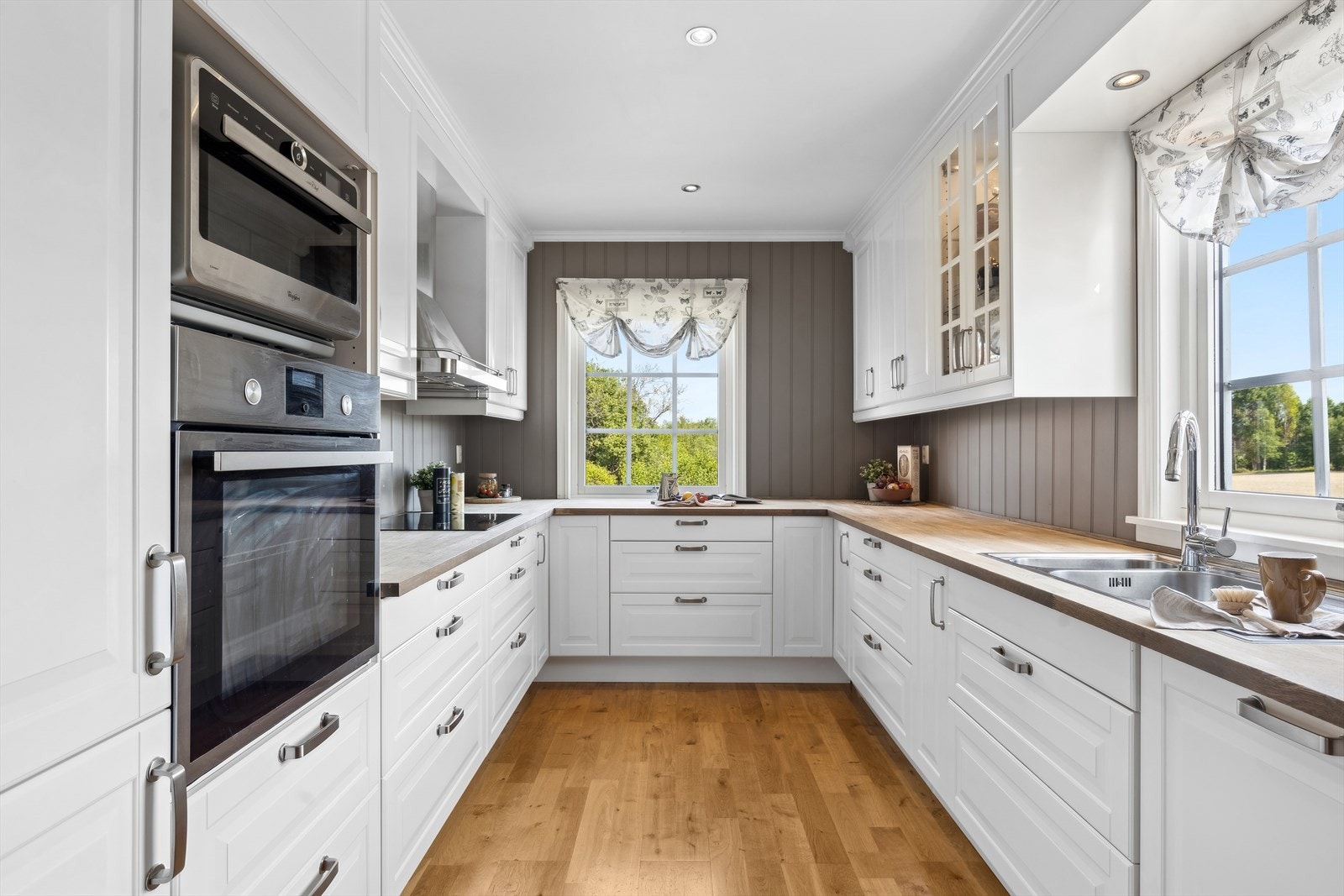 Benkeplaten er av heltre med nedfelt kum og koketopp Galleribilde