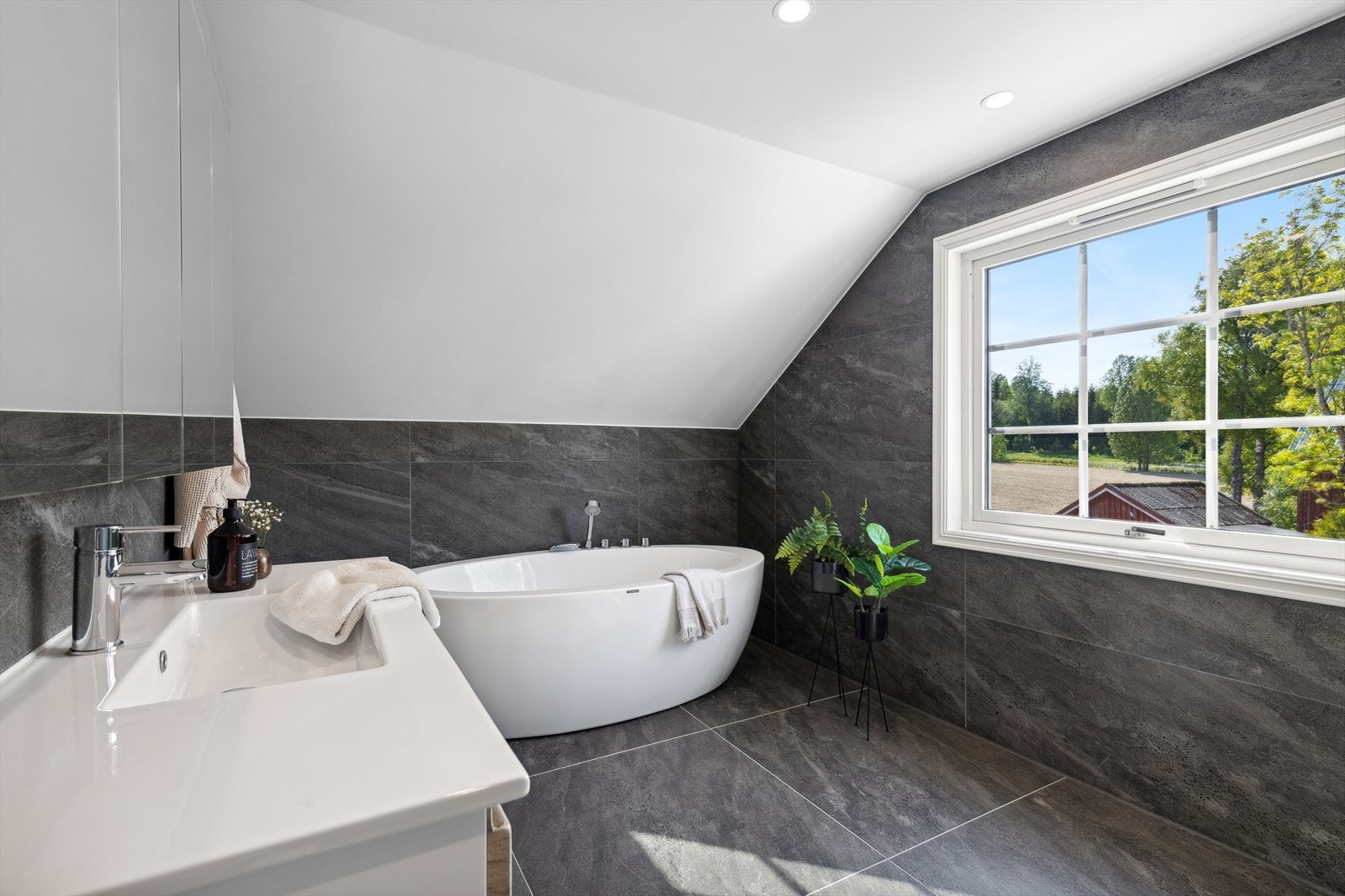 Lekkert flislagt bad fra 2019 i andre etasje Galleribilde