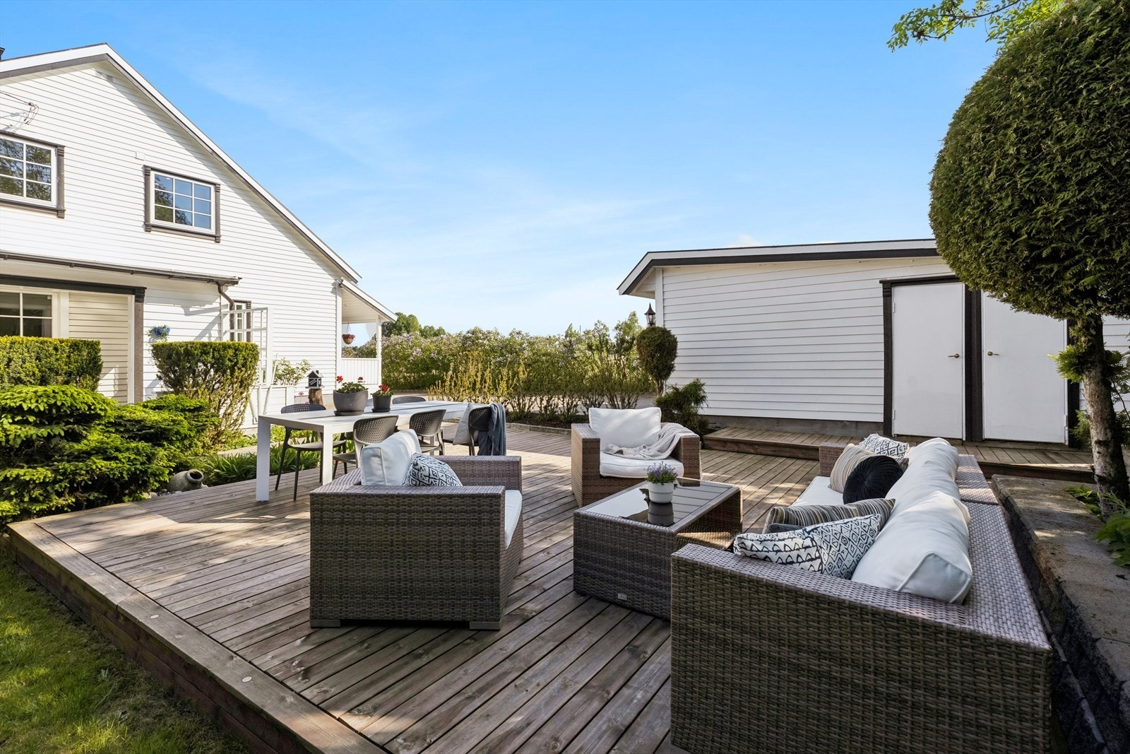 Her kan man nyte late sommerdager på den store terrasseplattingen på hele 45 m² med nedfelt belysning Galleribilde