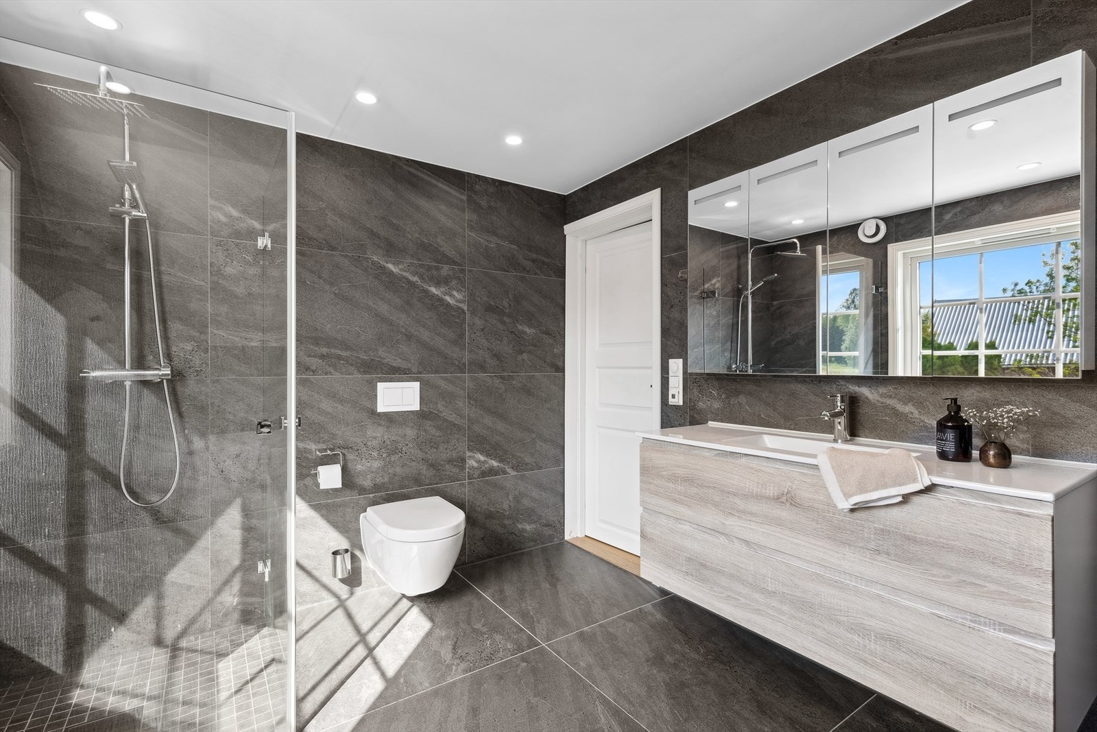 Badet har malt slett tak med downlights og elektrisk gulvvarme Galleribilde