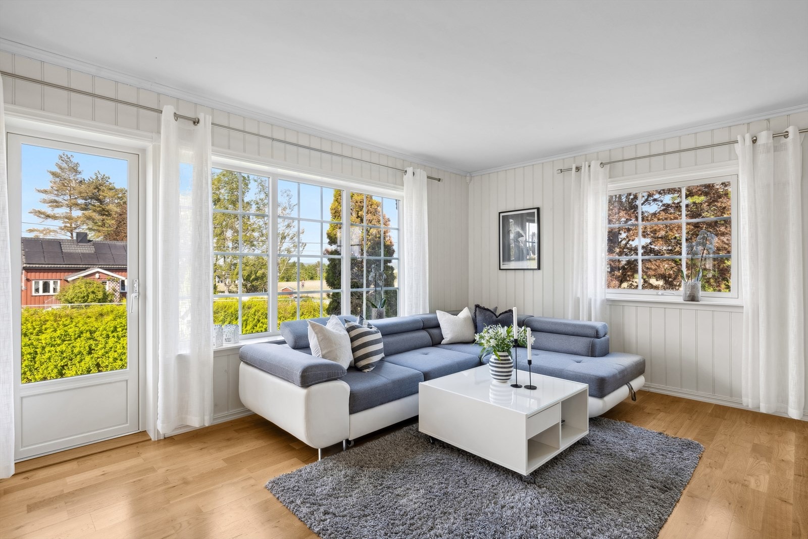 Store vindusflater sørger får naturlig lysinnslipp Galleribilde