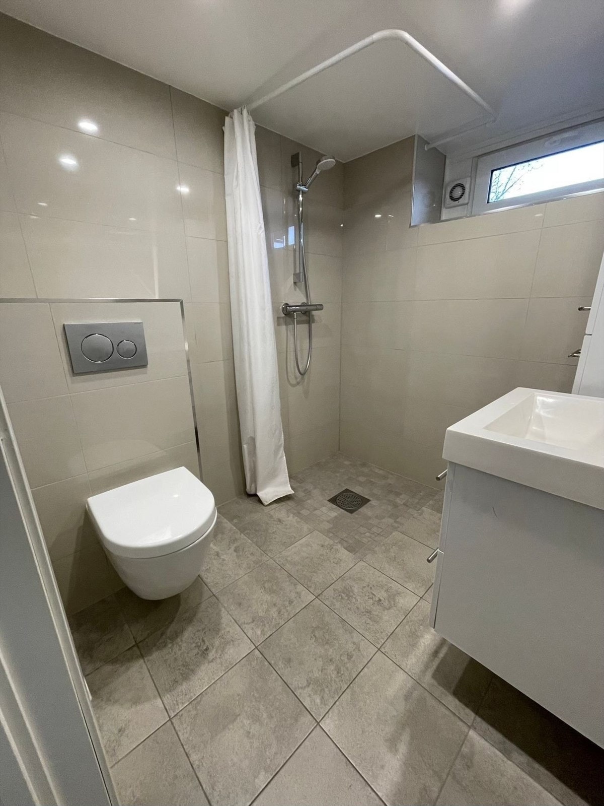 Badet i kjeller er flislagt med elektrisk gulvvarme Galleribilde