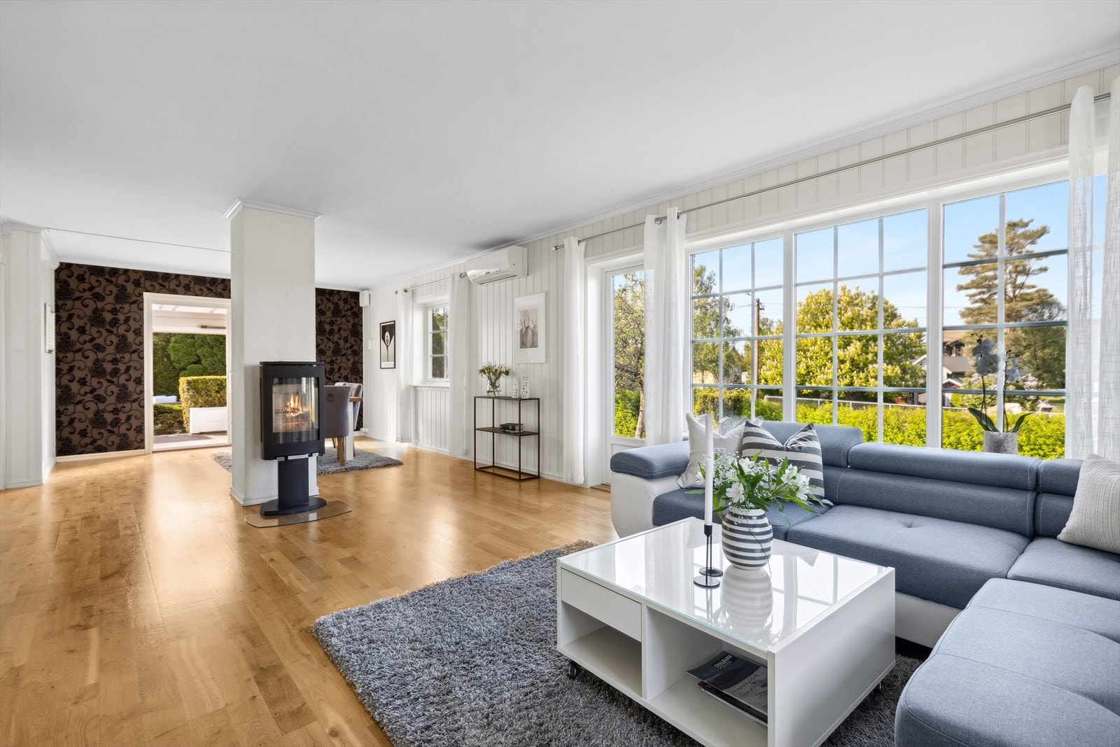 I stuen er det etablert luft til luft varmepumpe og vedovn Galleribilde