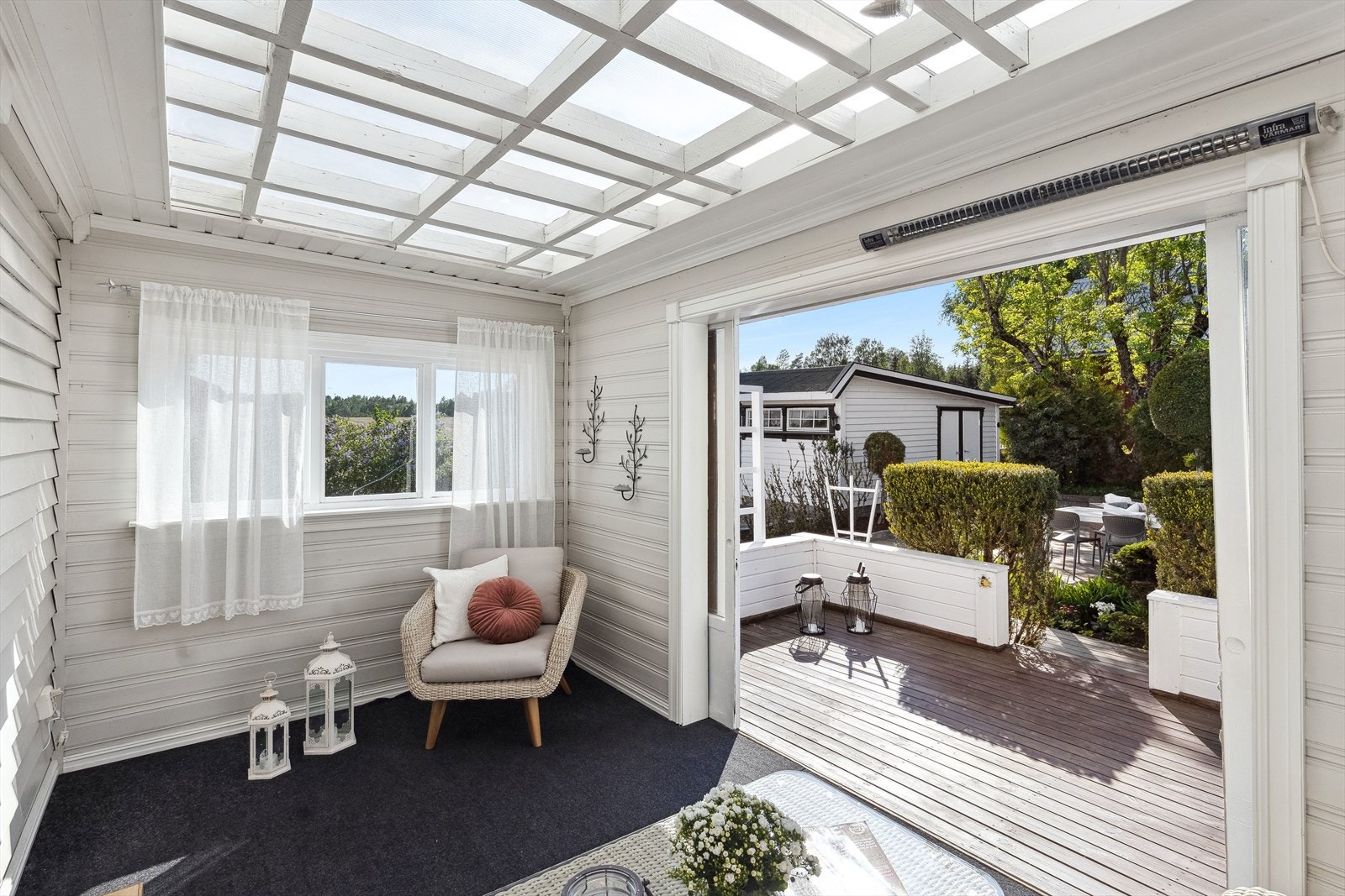 Fra spisestuen kommer man vider ut hagen Galleribilde