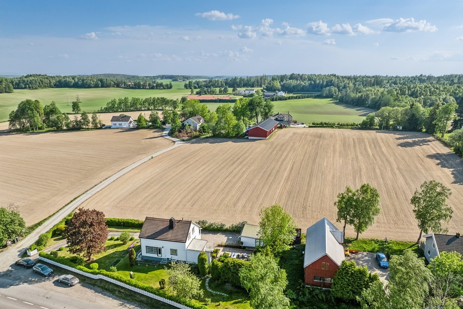 Kråkstad er et lite tettsted i Nordre Follo kommune, med skog og jordbruksområder rundt. Galleribilde