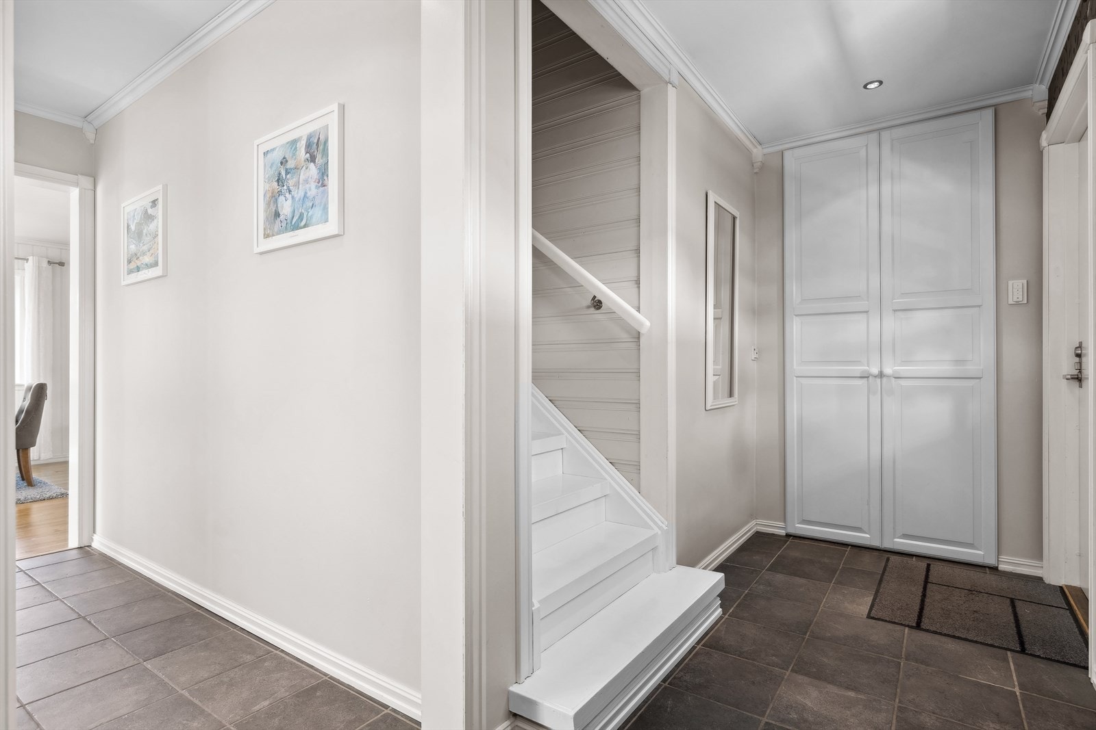 Flislagt entré med garderobe og elektrisk gulvvarme Galleribilde