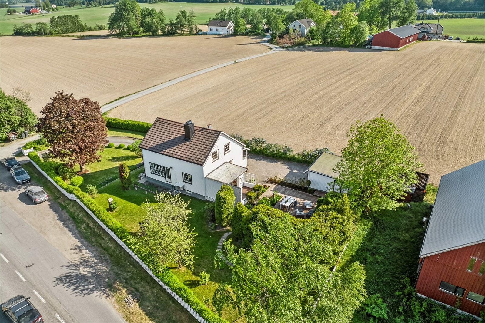 Tettstedet har jernbanestasjonen med koselig stasjonskafé som gir bygda et trivelig samlingspunkt Galleribilde