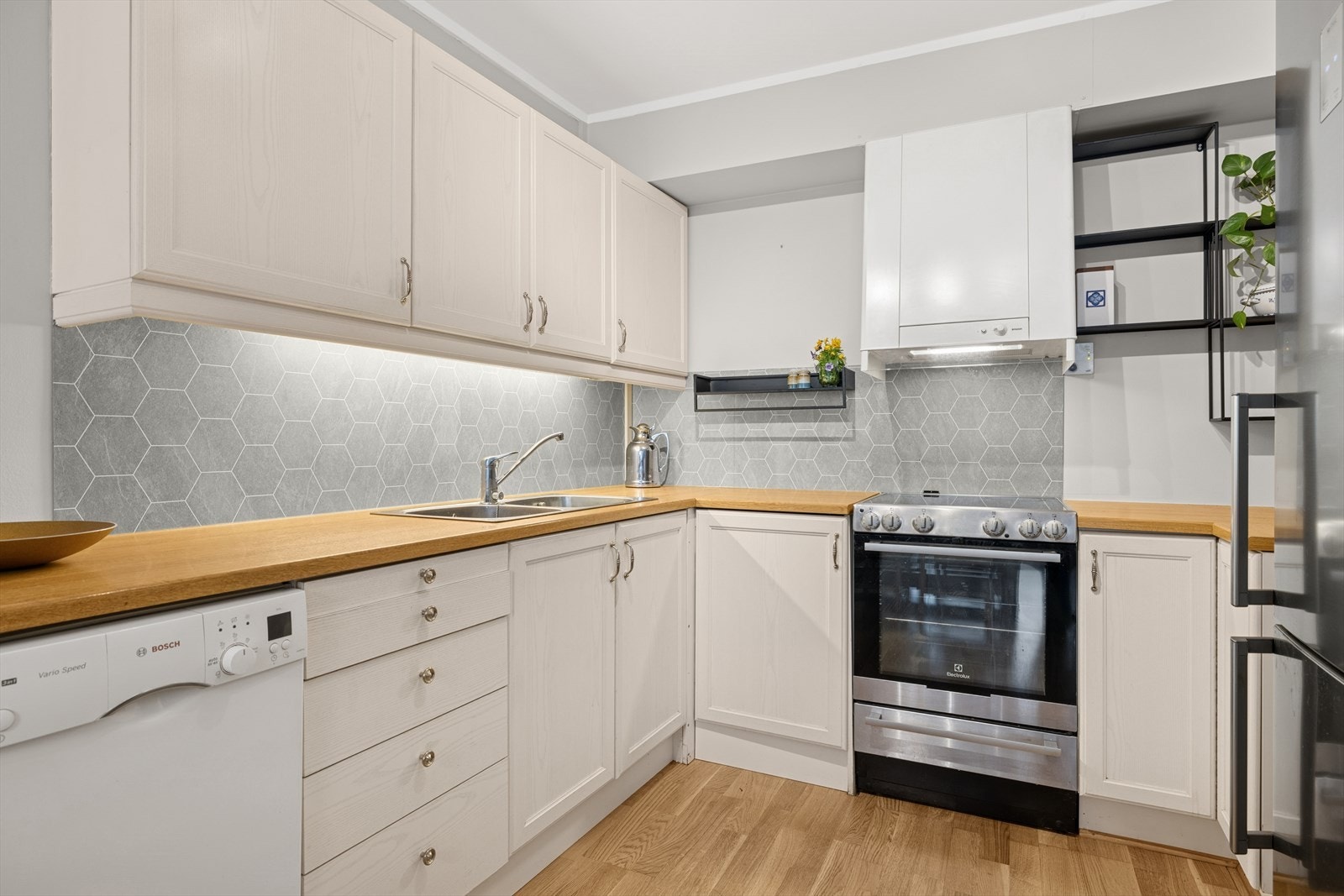 Det er utstyrt med oppvaskmaskin, kombiskap kjøl/frys, komfyr og vannstoppsystem. Galleribilde