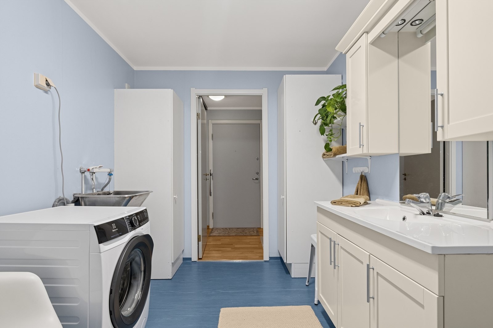 Helstøpt servant med profilerte underskap, klosett skyllekar i stål - 2 høyskap med sidehengslede dører. Galleribilde