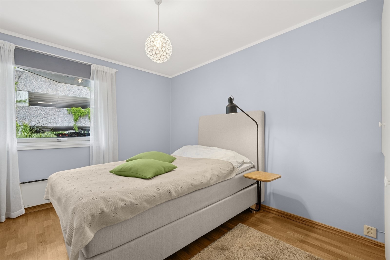 Leiligheten har et soverom som gir plass til en dobbeltseng, garderobeskap og enkelte møbler som kommode. Galleribilde