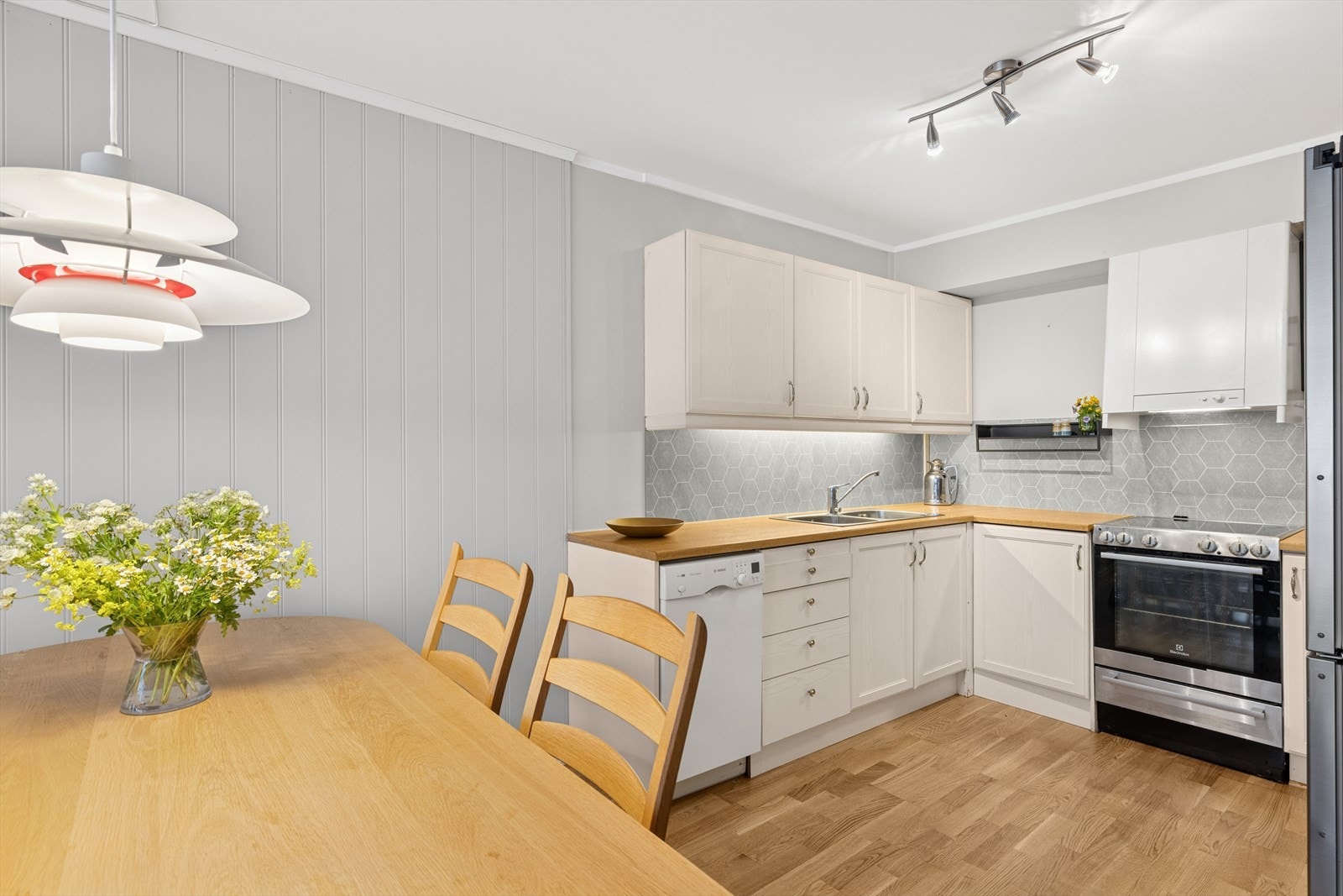 Det er plass til spisebord som skaper en hyggelig spiseplass i leiligheten. Galleribilde