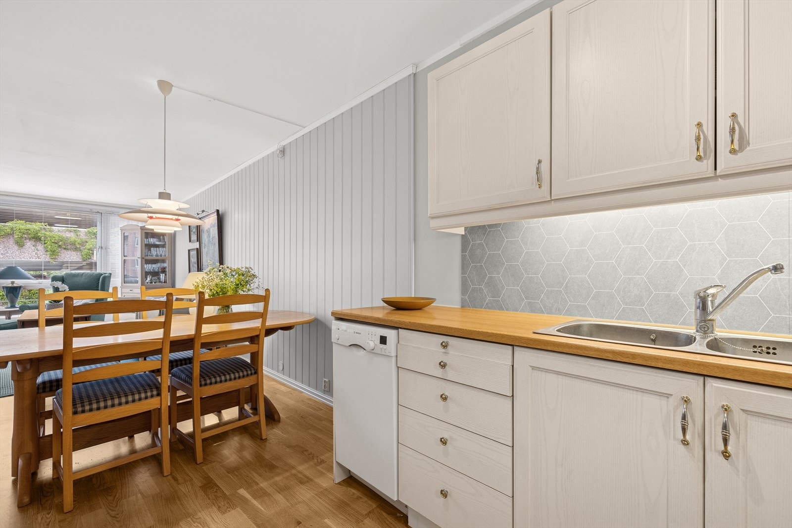 Kjøkkenet har en åpen løsning mot stuen, som skaper en romslig og sosial stemning. Galleribilde