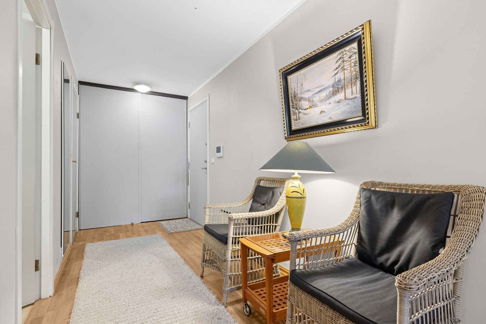 Entreen ønsker deg velkommen med garderobeskap med skyvedører og plass til sittestoler. Galleribilde