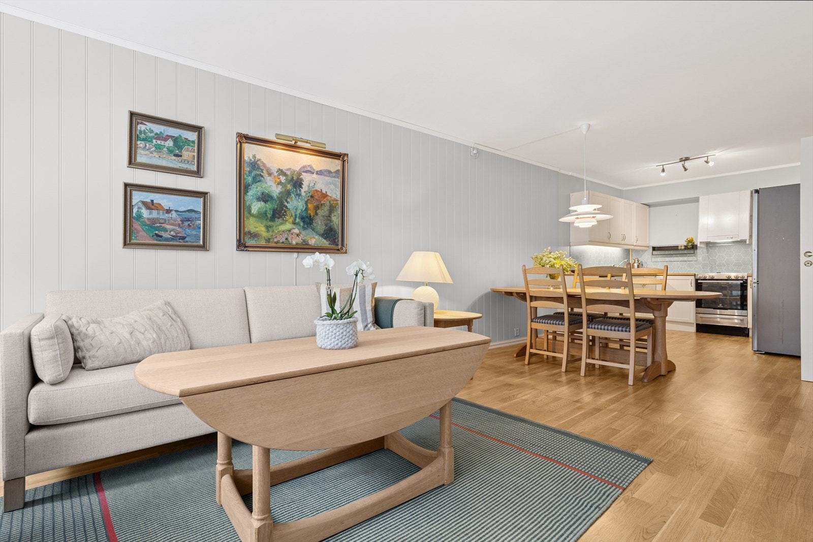 Stuen kan enkelt møbleres etter eget ønske, med plass til sofa, TV-møblement og andre kommoder. Galleribilde