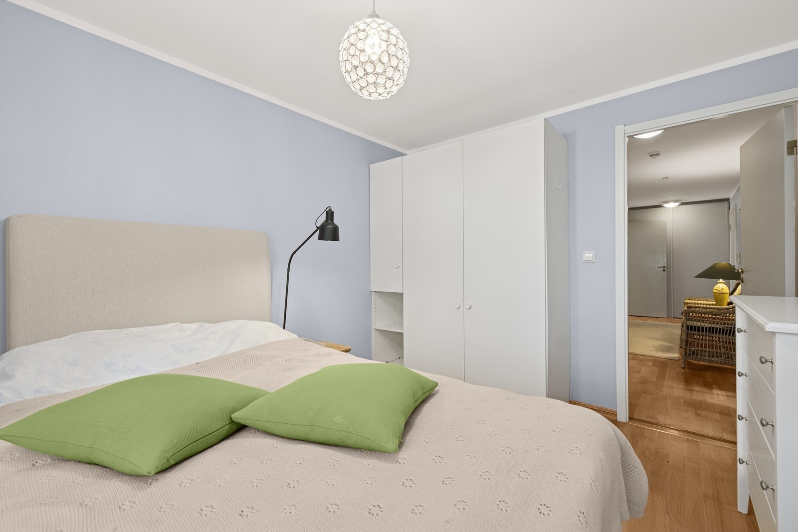 Dette gir deg muligheten til å innrede rommet etter dine behov og ønsker, og skape en komfortabel og funksjonell soveplass. Galleribilde