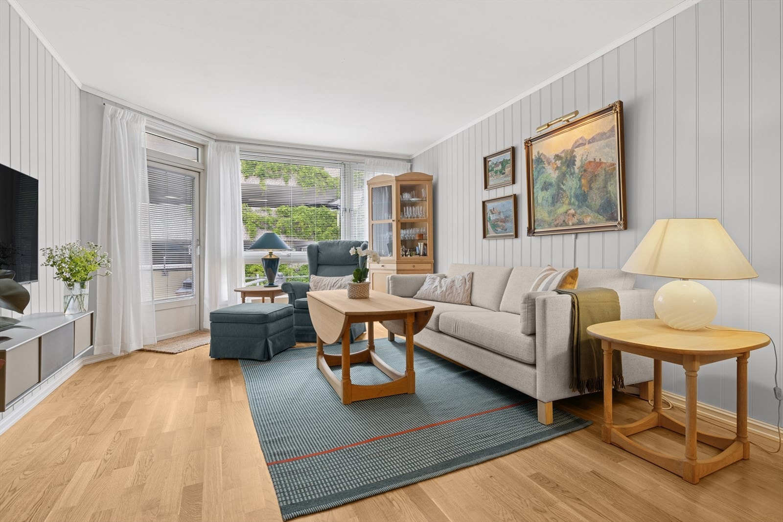 Stuen er lys og med store vindusflater. Galleribilde