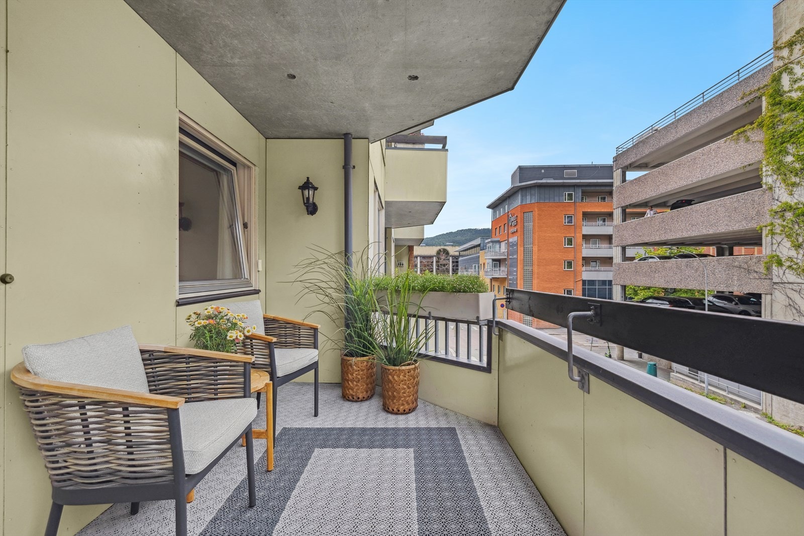 Fra stuen er det direkte utgang til en takoverbygget balkong på ca. 7 kvm. Galleribilde